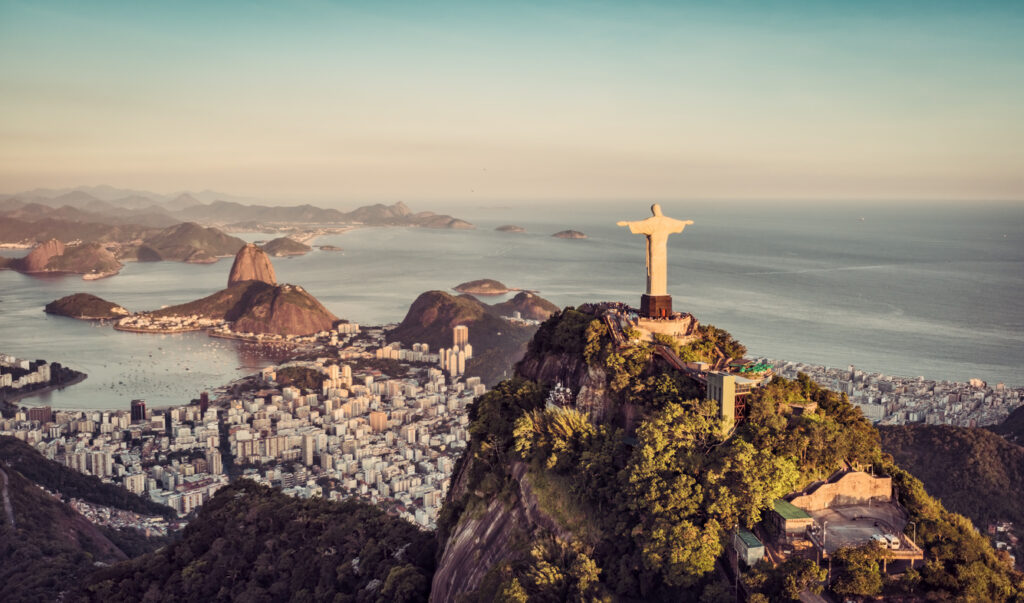 Der Cristo Redentor blickt von einem Berg über die Bucht und Stadt von Rio de Janeiro.