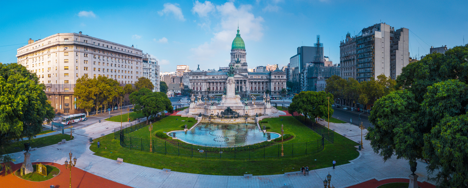 Luftaufnahme der Plaza de Mayo mit der Casa Rosada und umliegenden Gebäuden in Buenos Aires.