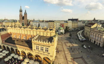 Panoramablick über den Hauptmarkt in Krakau mit Tuchhallen und den Türmen der Marienkirche.