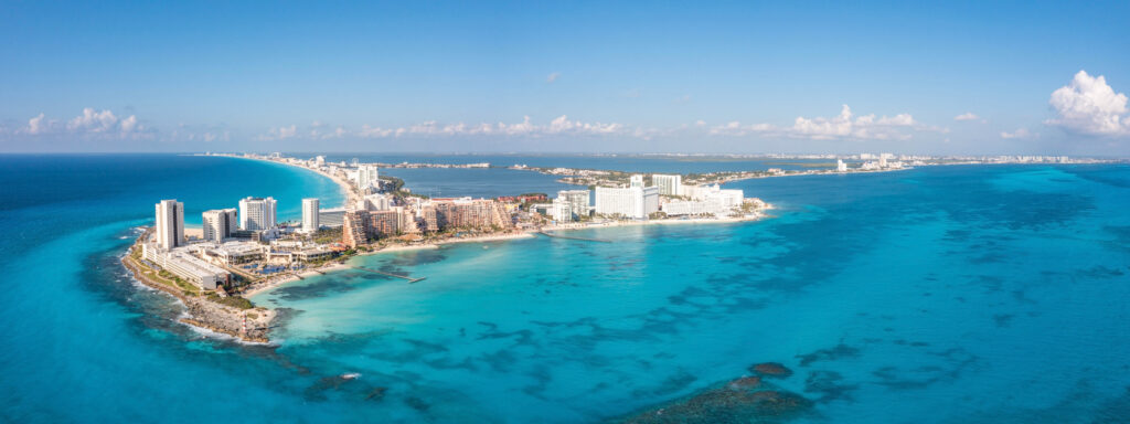 Luftaufnahme von Punta Norte in Cancún mit Hotelzone, Strand und türkisfarbenem Meer.