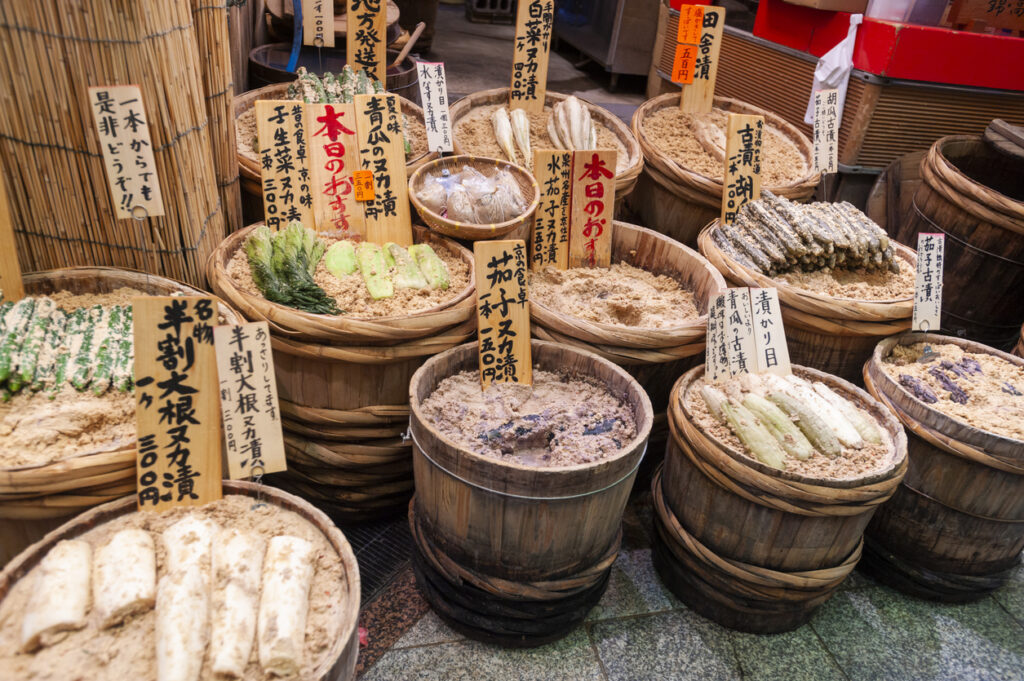 Holzfässer mit Kyoto-Tsukemono und Gemüse liegen in Reiskleie eingelegt.