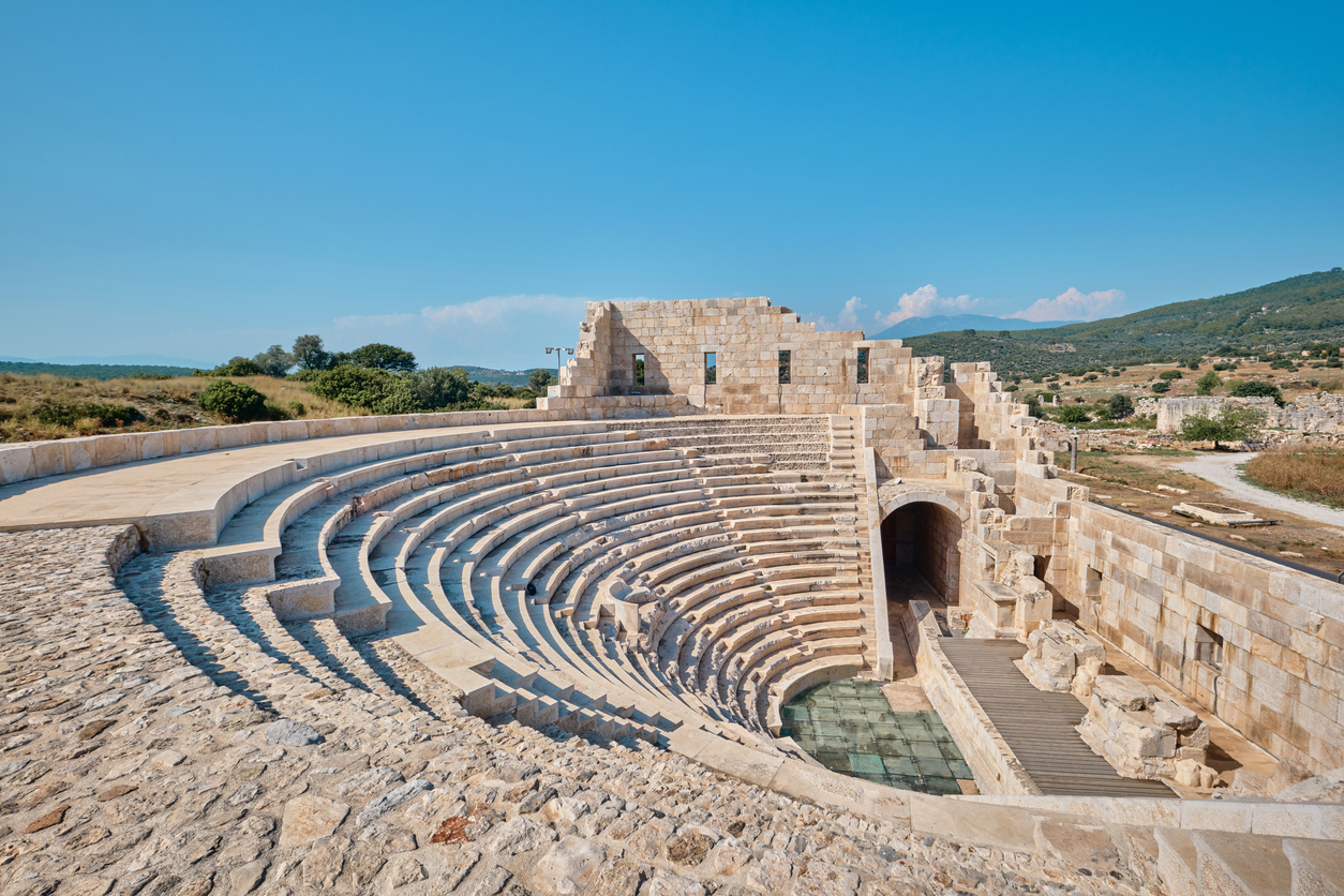 Ein antikes Steintheater liegt in einer offenen Landschaft nahe Patara Beach.