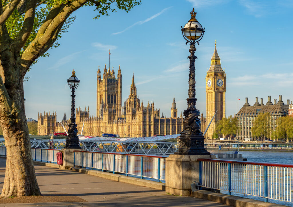 Blick über die Themse auf Big Ben und das Parlamentsgebäude in London.