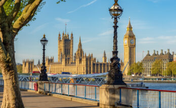 Blick über die Themse auf Big Ben und das Parlamentsgebäude in London.