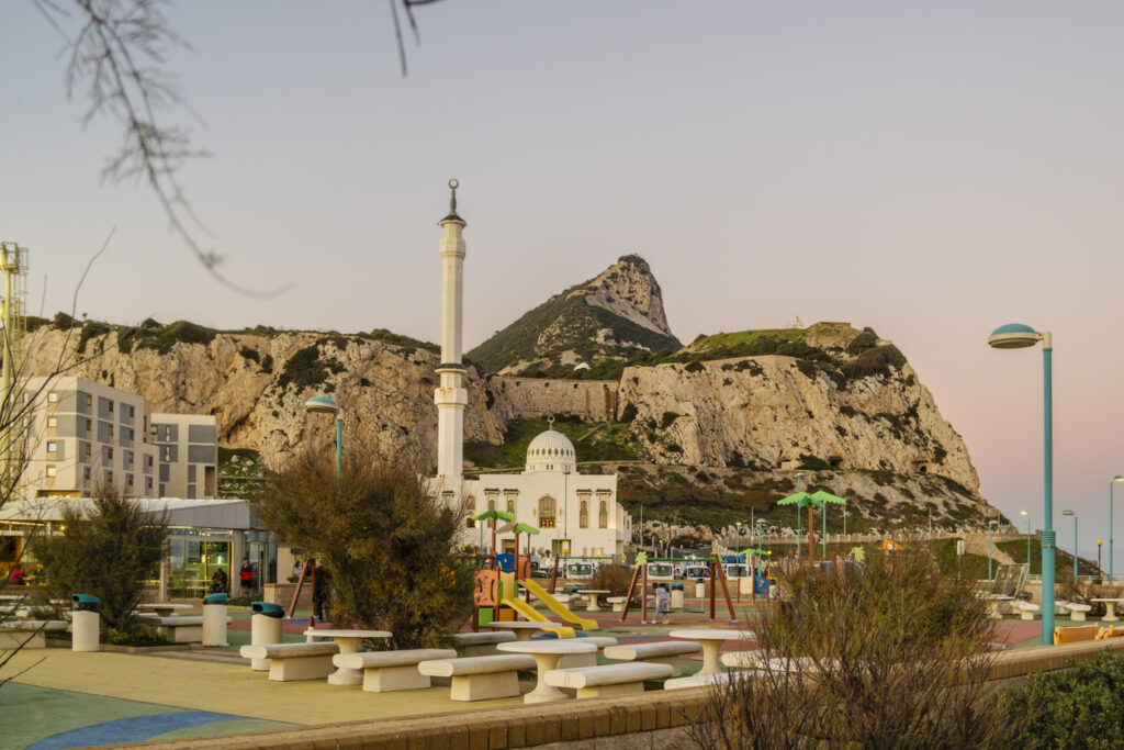 Eine Moschee in Gibraltar steht vor dem mächtigen Felsen im warmen Abendlicht.