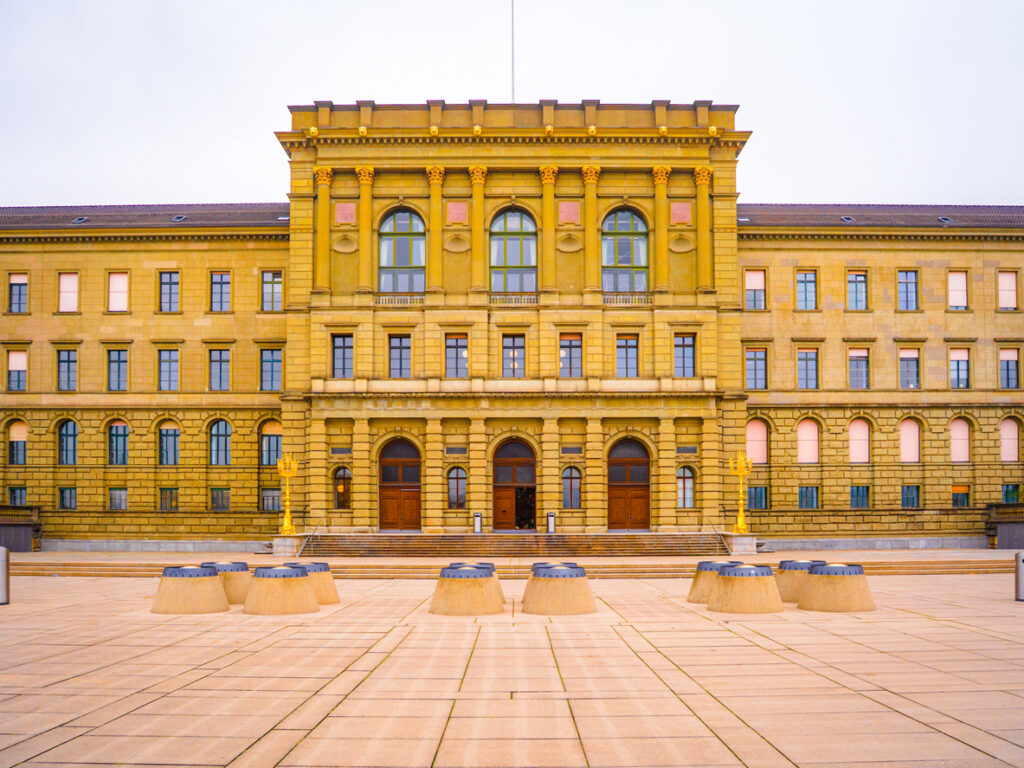 Große historische Fassade in Zürich mit breiter Treppe und symmetrischem Platz davor.