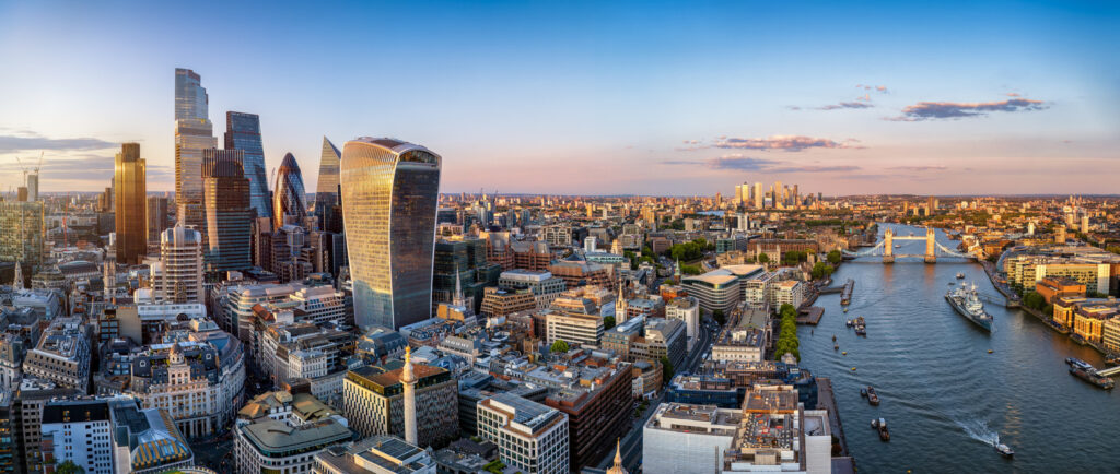 Panorama der Londoner Skyline mit modernen Hochhäusern, der Themse und der Tower Bridge.