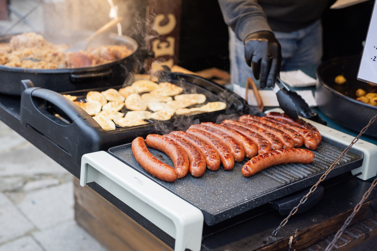 Gegrillte Würstchen an einem Marktstand in Danzig, Polen.