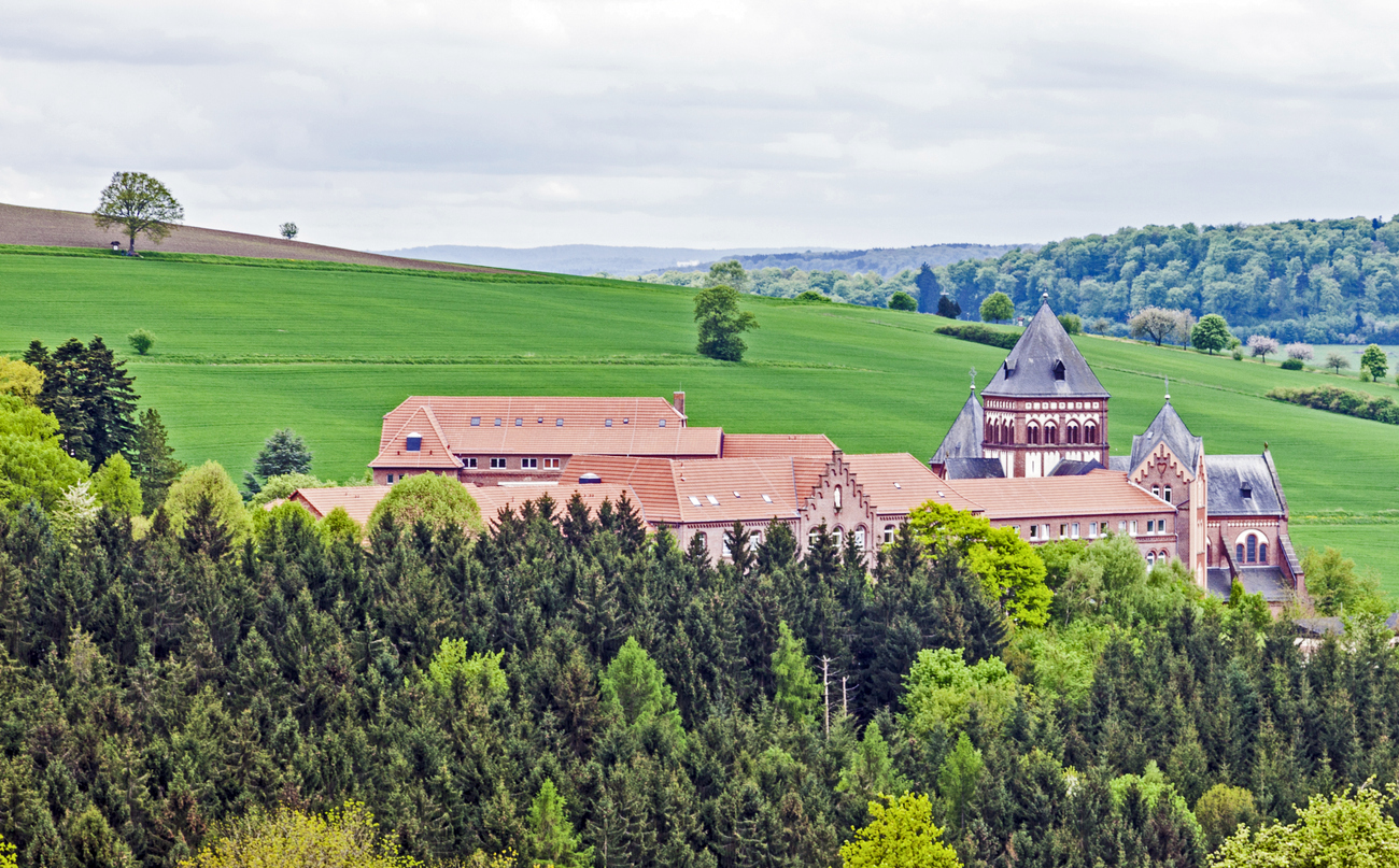 Klosteranlage bei St. Wendel liegt eingebettet in grüne Felder und Wälder.