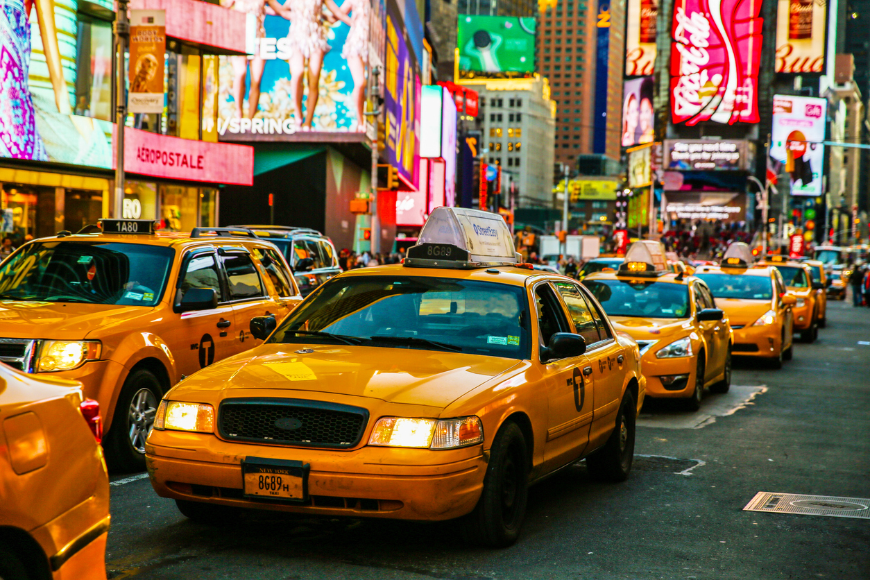 Gelbe Taxis rollen durch den Verkehr am Times Square in New York.