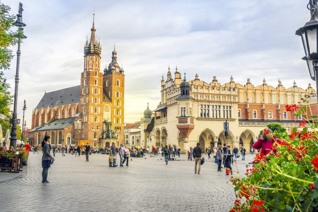 Blick über den Rynek Główny in Krakau mit der Marienkirche und den Tuchhallen.