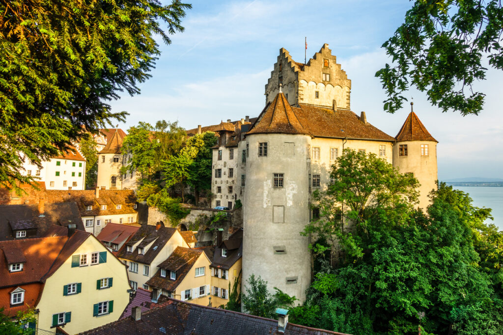 Eine historische Burg ragt über die Dächer von Meersburg am Bodensee.