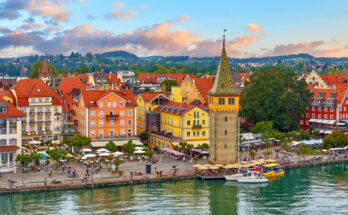 Luftaufnahme der Hafenpromenade und Altstadt von Lindau am Bodensee.