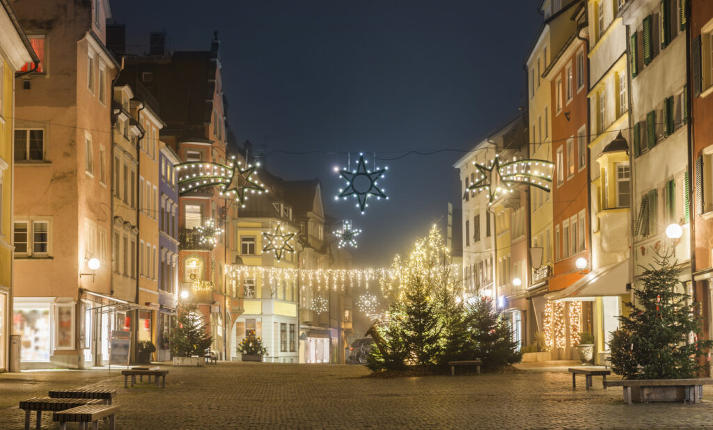 Festlich geschmückte Straße mit Weihnachtsbeleuchtung in Lindau.
