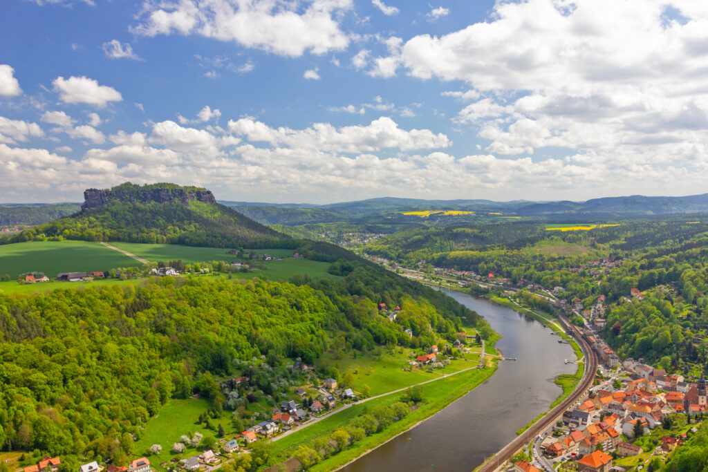 Blick auf die Elbe mit markantem Tafelberg im Elbtal der Sächsischen Schweiz.