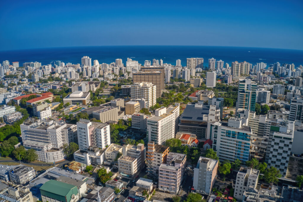 Eine Luftaufnahme zeigt die Skyline von San Juan bis zum Meer.