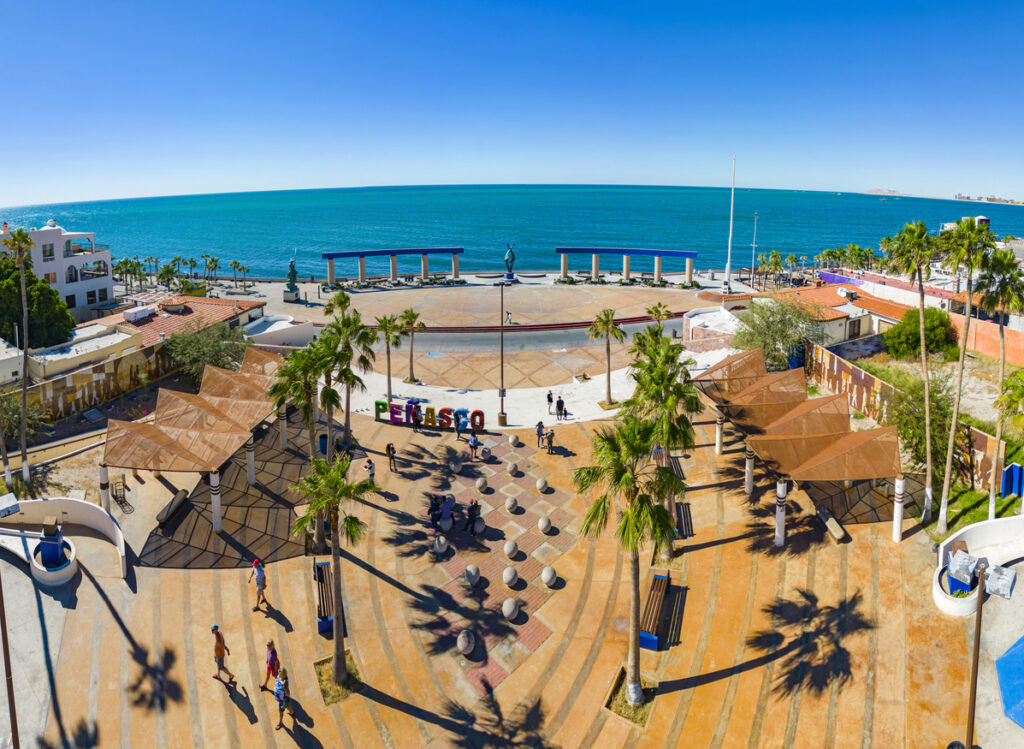 Blick auf einen Platz an der Uferpromenade mit Palmen und Meer in Puerto Peñasco.