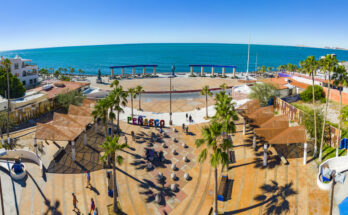 Blick auf einen Platz an der Uferpromenade mit Palmen und Meer in Puerto Peñasco.
