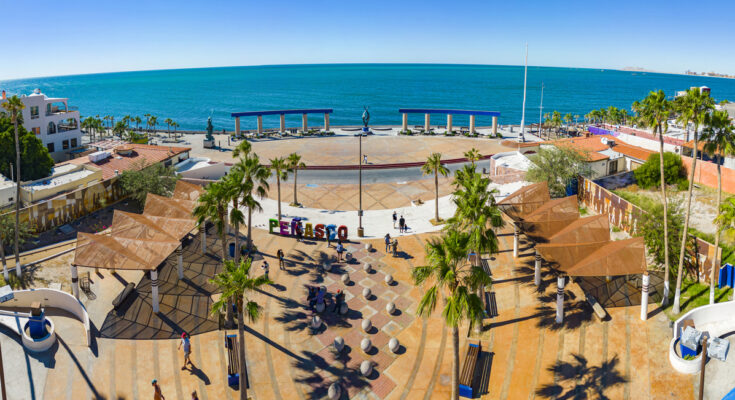 Blick auf einen Platz an der Uferpromenade mit Palmen und Meer in Puerto Peñasco.