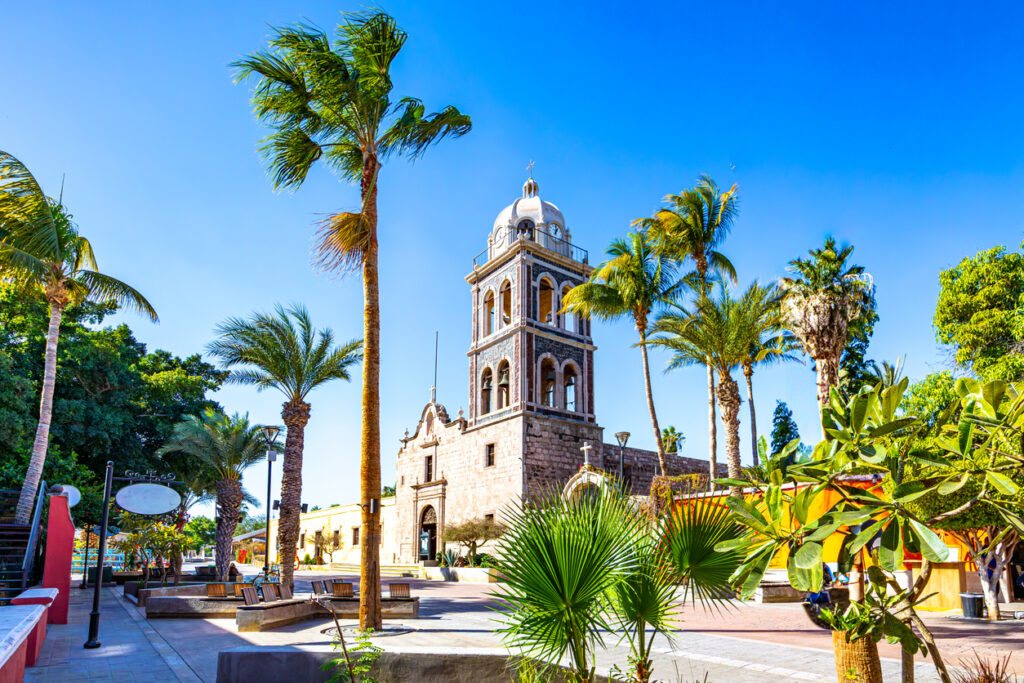 Steinernen Kirchturm mit Palmen und Platz im Zentrum von Loreto in Baja California Sur.