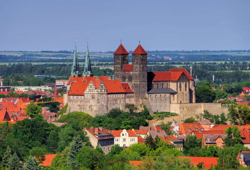 Panorama von Quedlinburg mit Schlossberg, Kirchen und roten Dächern über der Altstadt