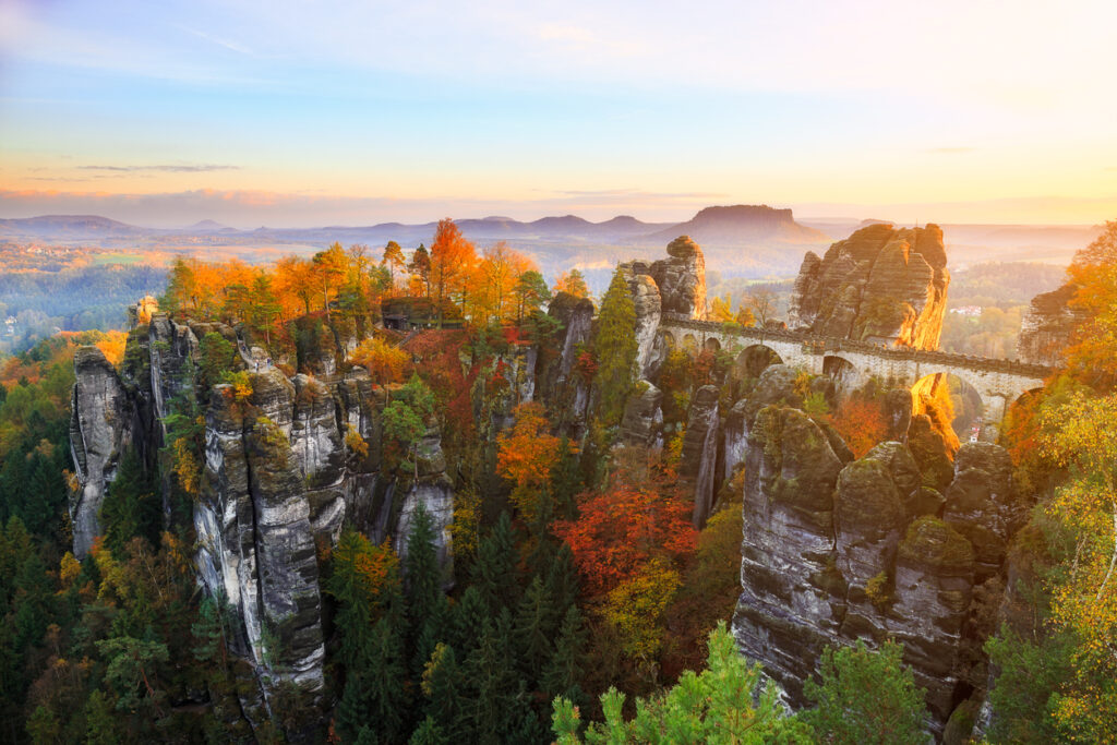 Basteibrücke im goldenen Morgenlicht über Felsen in der Sächsischen Schweiz.