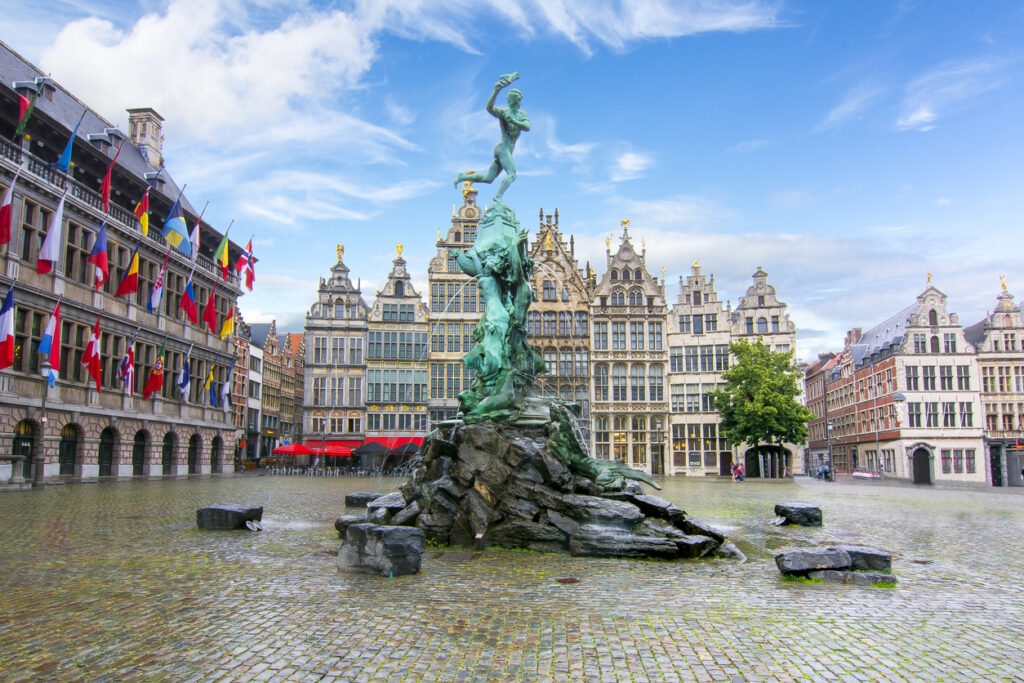 Brabo-Brunnen vor historischen Fassaden am zentralen Platz in Antwerpen.