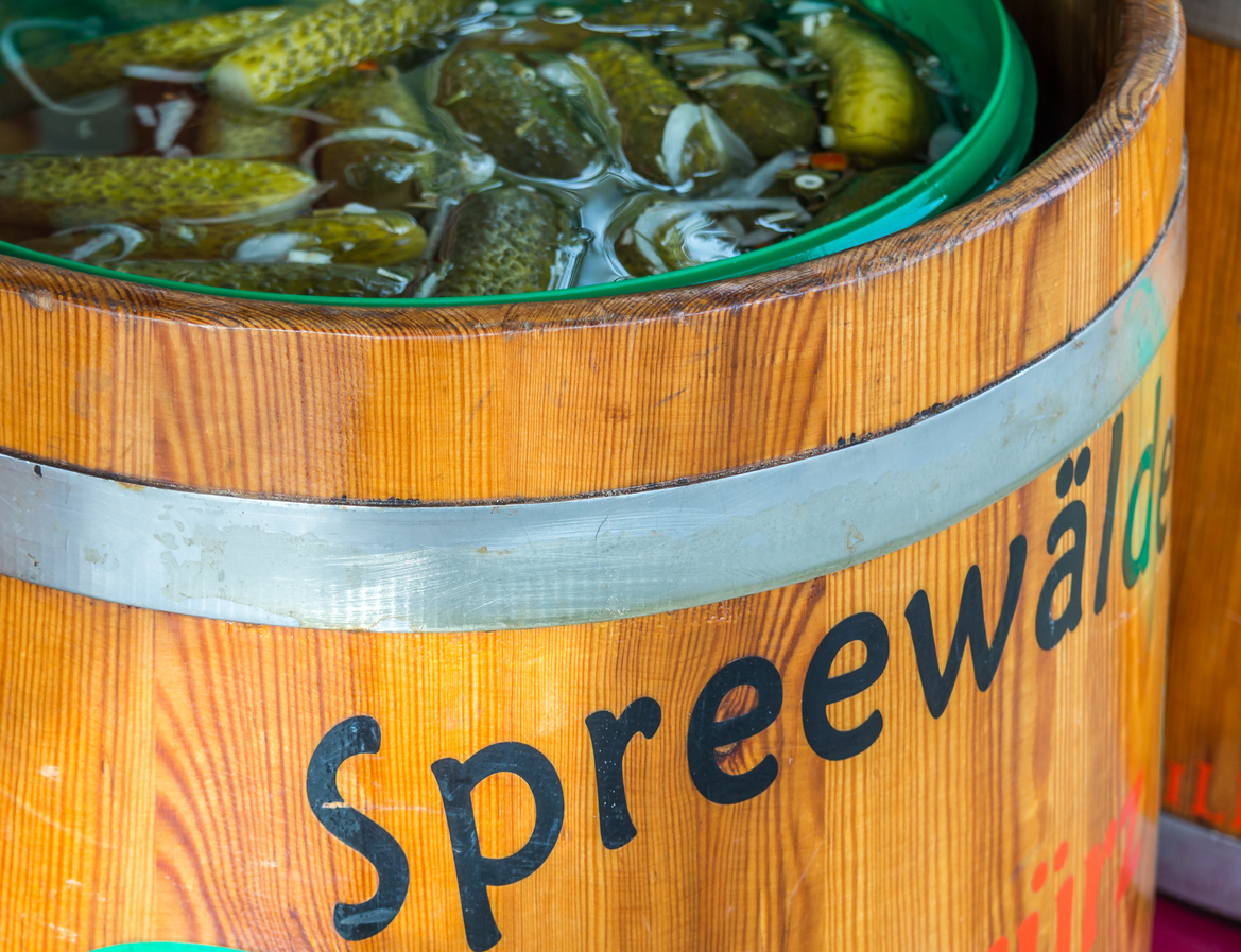 Holzfass mit der Aufschrift Spreewälder, gefüllt mit eingelegten Gurken in Lake.