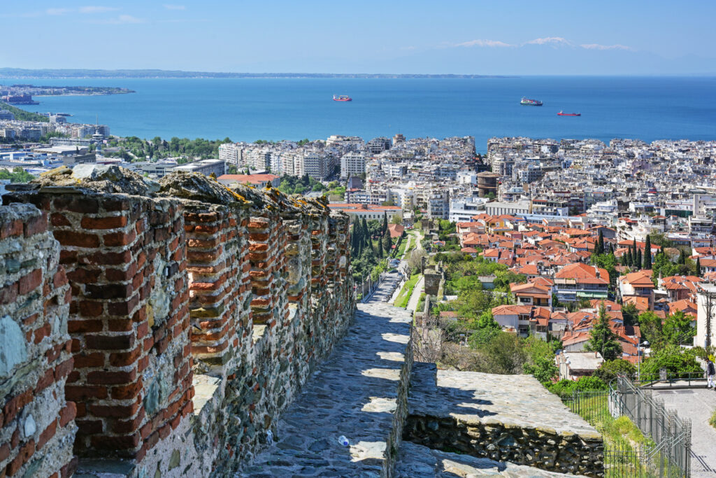 Von alten Mauern aus sieht man über Thessaloniki und das Meer.