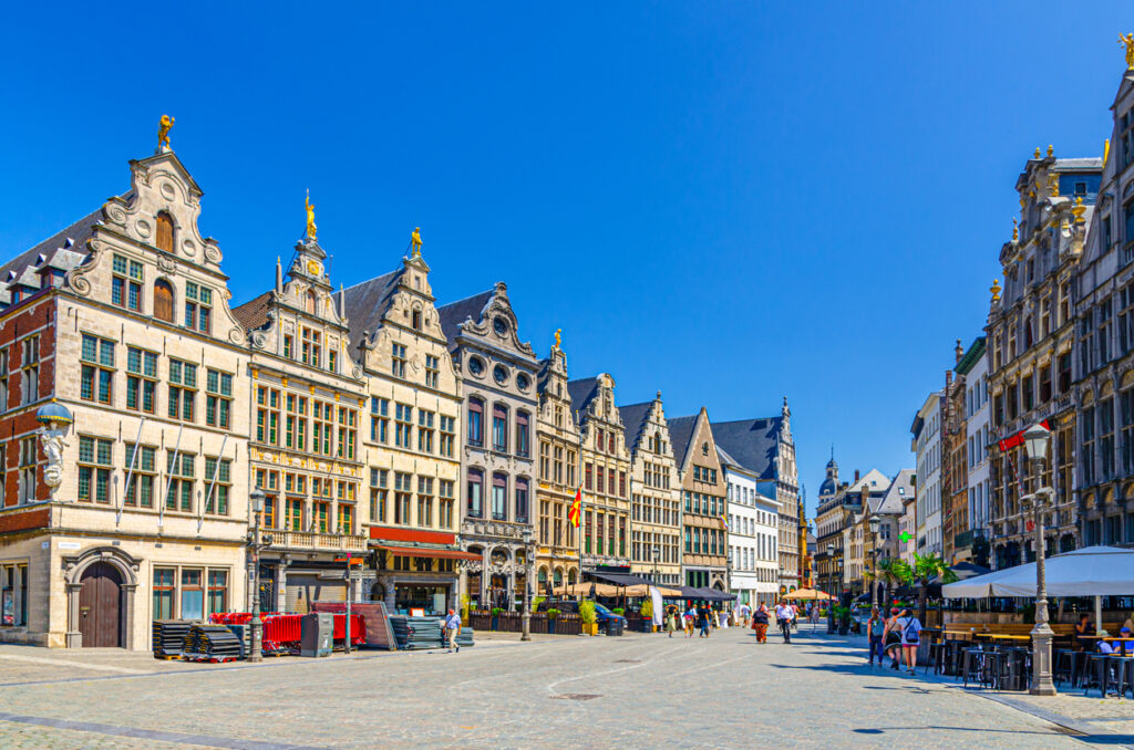 Blick über den Grote Markt mit prunkvollen Fassaden und weitem Platz in Antwerpen.