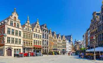 Blick über den Grote Markt mit prunkvollen Fassaden und weitem Platz in Antwerpen.