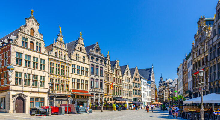 Blick über den Grote Markt mit prunkvollen Fassaden und weitem Platz in Antwerpen.