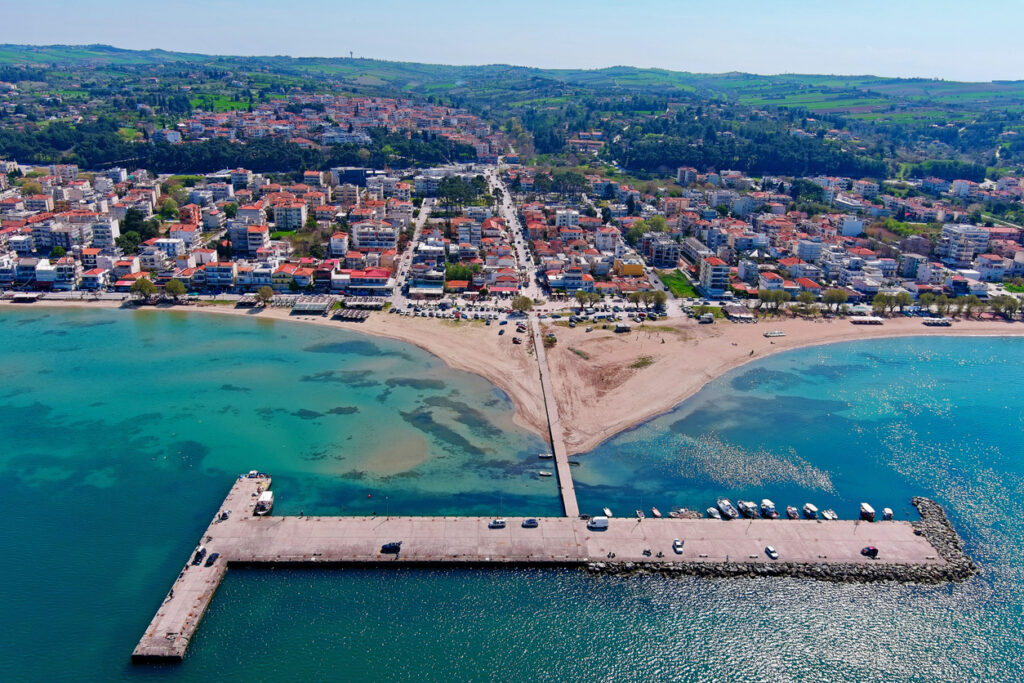 Eine kleine Strandstadt nahe Thessaloniki liegt an klarem Wasser.