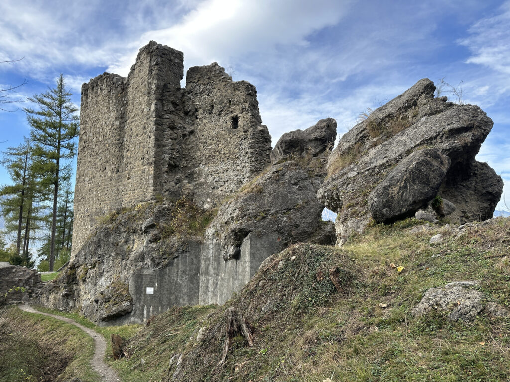 Alte Burgruine aus Stein auf einem felsigen Hügel.