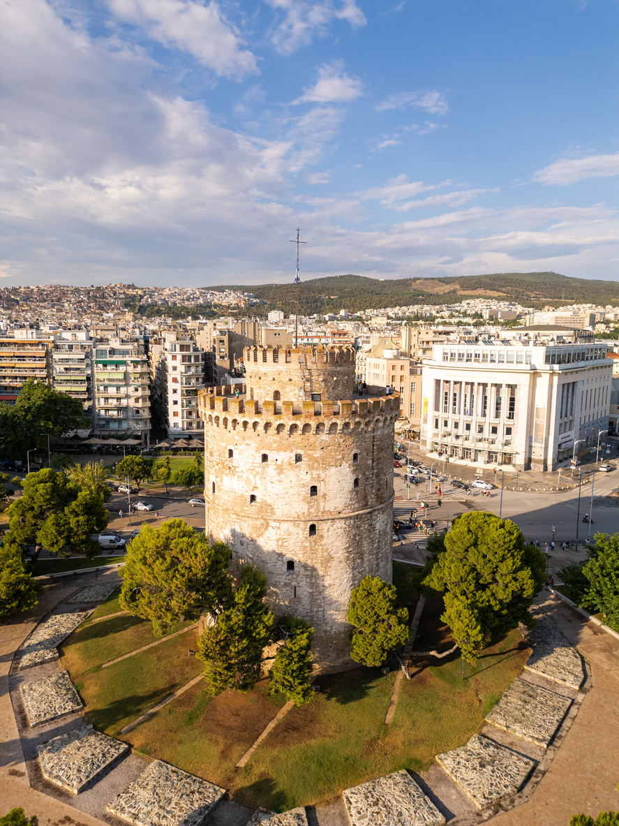 Der Weiße Turm ist aus der Vogelperspektive im Stadtzentrum sichtbar.