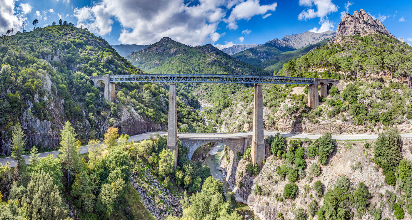 Hohe Brücke über einer Schlucht in den korsischen Bergen.