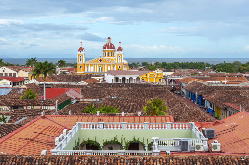 Panorama über rote Dächer und die gelbe Kathedrale von Granada in Nicaragua.