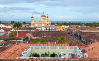 Panorama über rote Dächer und die gelbe Kathedrale von Granada in Nicaragua.