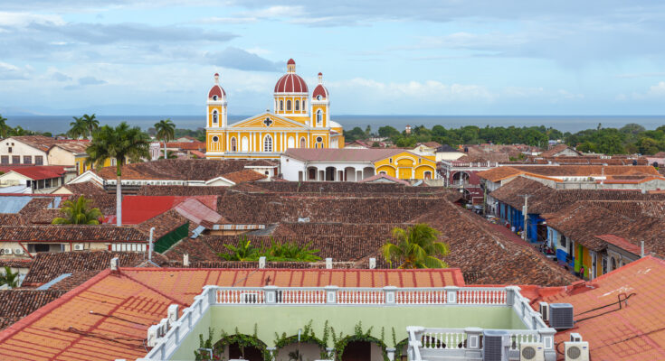 Panorama über rote Dächer und die gelbe Kathedrale von Granada in Nicaragua.