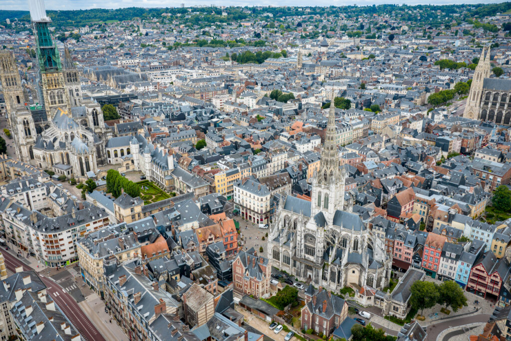 Eine Drohnenaufnahme blickt senkrecht herab auf das dichte Geflecht aus Fachwerkhäusern, schmalen Gassen und den markanten Kirchtürmen der Altstadt.