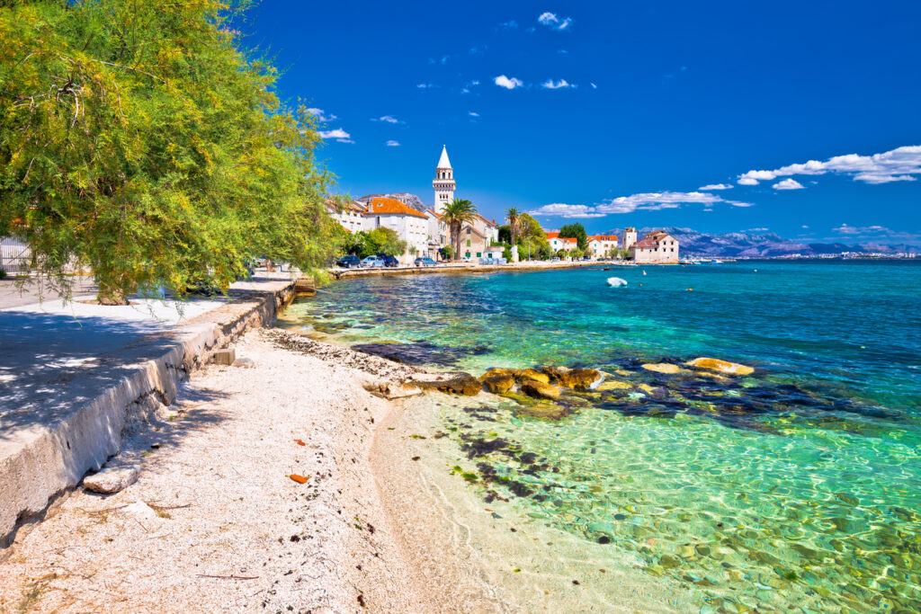 Uferpromenade mit Palmen, Booten und Turm der Kathedrale in Split.