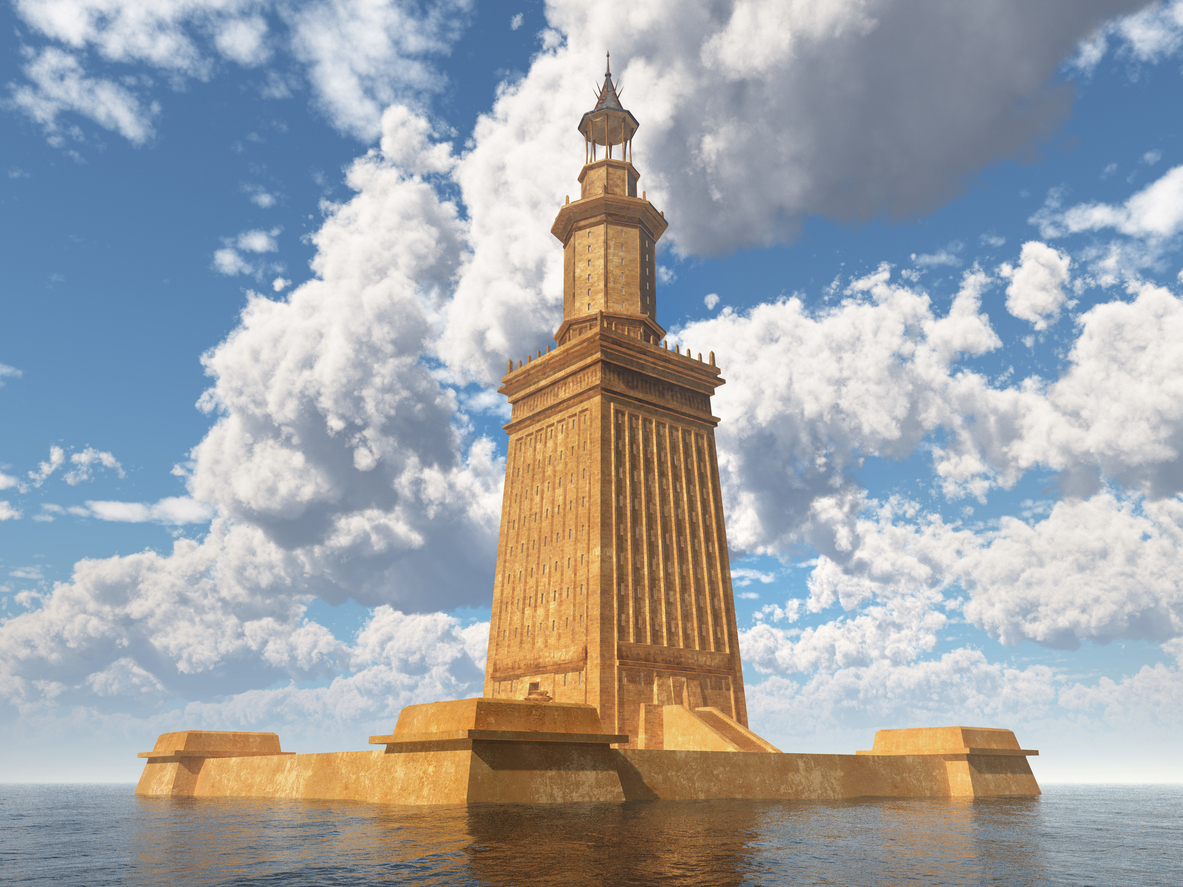 Eine digitale Rekonstruktion des gewaltigen, mehrstufigen Steinturms (Pharos) auf einer befestigten Plattform im Meer vor einem wolkenreichen blauen Himmel.